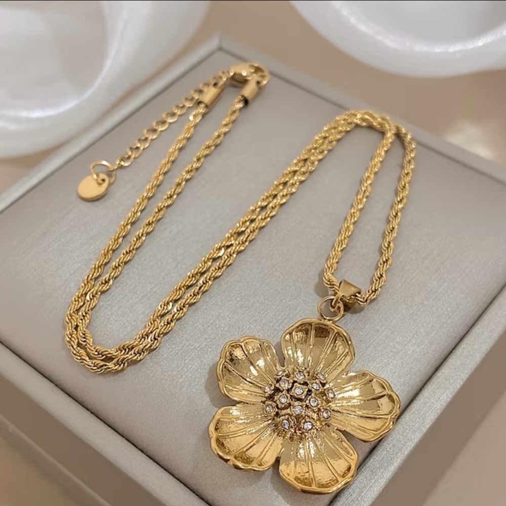 Gold Flower Pendant Necklace - Elegant Women's Jewelry